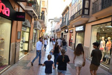 Şehrin sokaklarına bak, binaların dış yüzüne bak.