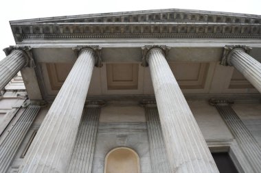 Güzel binaların cepheleriyle sokak manzarası, İtalya şehir manzarası