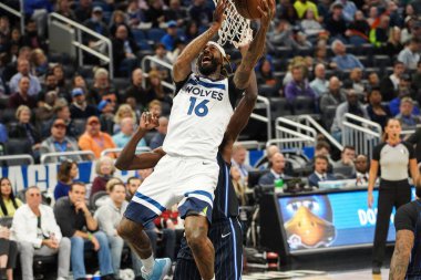 Minnesota Timberwolves oyuncusu James Johnson # 16, 28 Şubat 2020 tarihinde Orlando Florida 'da Amway Center' da turnike yapıyor..  