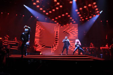 R & B Şarkıcısı Usher 12 Aralık 2014 'te Orlando Florida' daki Amway Center 'da sahne alacak..  