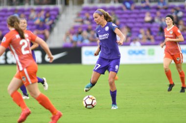 Orlando Pride, 22 Nisan 2018 'de Florida, Orlando' daki Exploria Stadyumu 'nda Houston Dash' e ev sahipliği yaptı..  