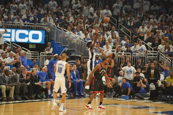 Orlando Magic Empfängt Die Toronto Rapters Während Der Nba Playoff — Stockfoto