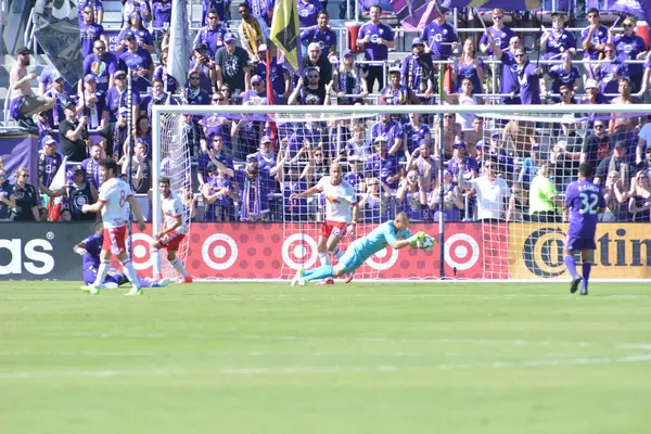 Orlando City SC, 9 Nisan 2019 'da Orlando, Florida' daki Citrus Bowl 'da New York Red Bulls' a ev sahipliği yapıyor..  