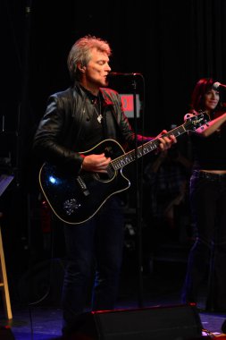 Şarkıcı Jon Bon Jovi, 5 Kasım 2016 'da St. Petersburg Florida' da Devlet Street Theater in Support of HIllary Clinton 'ın Başkan İhalesi' nde sahne alıyor.