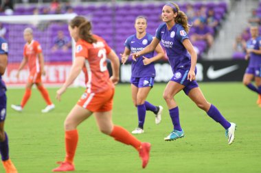 Orlando Pride, 22 Nisan 2018 'de Florida, Orlando' daki Exploria Stadyumu 'nda Houston Dash' e ev sahipliği yaptı..  