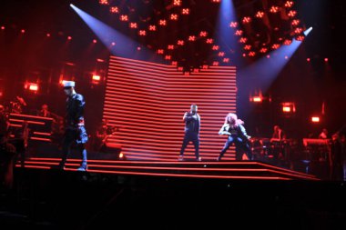 R & B Şarkıcısı Usher 12 Aralık 2014 'te Orlando Florida' daki Amway Center 'da sahne alacak..  