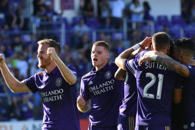 Orlando Magic oyuncusu Fournier, 25 Ekim 2018 tarihinde Orlando Florida 'daki Amway Center' da spor ceketlilere karşı gol atmaya çalıştı..  