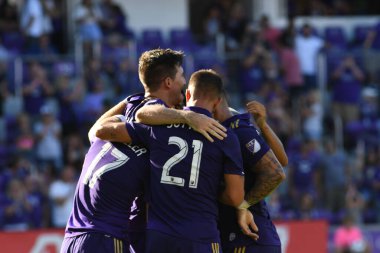 Orlando Magic oyuncusu Fournier, 25 Ekim 2018 tarihinde Orlando Florida 'daki Amway Center' da spor ceketlilere karşı gol atmaya çalıştı..  