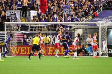 Orlando City SC, 6 Mayıs 2016 'da Orlando Florida' daki Dünya Kampı Stadyumu 'nda New York Red Bulls' a ev sahipliği yaptı..  