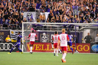 Orlando City SC, 6 Mayıs 2016 'da Orlando Florida' daki Dünya Kampı Stadyumu 'nda New York Red Bulls' a ev sahipliği yaptı..