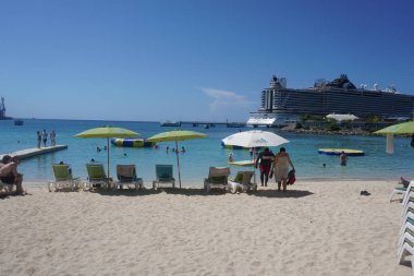 Sahilden güzel bir deniz manzarası 