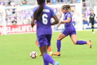 Orlando Pride, 22 Nisan 2018 'de Florida, Orlando' daki Exploria Stadyumu 'nda Houston Dash' e ev sahipliği yaptı.. 