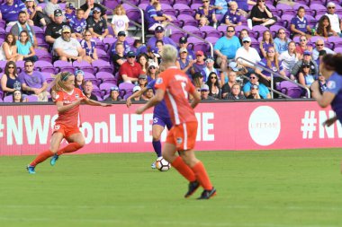 Orlando Pride, 22 Nisan 2018 'de Florida, Orlando' daki Exploria Stadyumu 'nda Houston Dash' e ev sahipliği yaptı..  