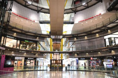 Bir alışveriş merkezi manzarası