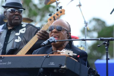 Stevie Wonder, Başkan Barack Obama 'nın 6 Kasım 2016' da Kissimmee Florida 'da başkanlık adaylığını destekleyen mitinginde performans sergiliyor..