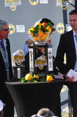 LSU, 31 Aralık 2016 tarihinde Orlando Florida 'daki Kamp Dünya Stadyumu' nda oynanan 71. Citrus Kupası 'nda Louisville ile karşılaşacak..  