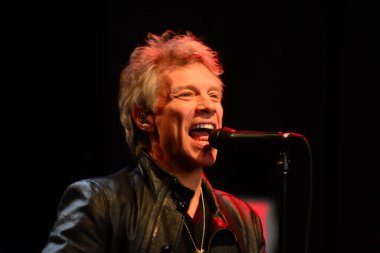 Şarkıcı Jon Bon Jovi, 5 Kasım 2016 'da St. Petersburg Florida' da Devlet Street Theater in Support of HIllary Clinton 'ın Başkan İhalesi' nde sahne alıyor.