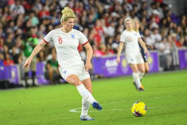 İngiliz oyuncu Millie Bright # 6, 5 Mart 2020 tarihinde Orlando Florida 'daki Exploria Stadyumu' nda düzenlenen 2020 SheBelieves Kupası 'nda pss yaptı.. 