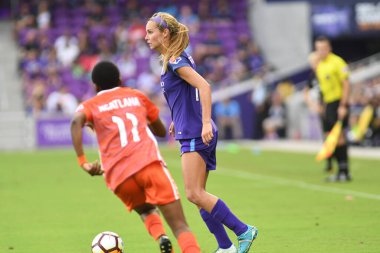 Orlando Pride, 22 Nisan 2018 'de Florida, Orlando' daki Exploria Stadyumu 'nda Houston Dash' e ev sahipliği yaptı..  