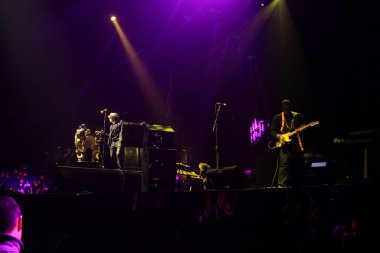 R & B Şarkıcısı Usher 12 Aralık 2014 'te Orlando Florida' daki Amway Center 'da sahne alacak..  