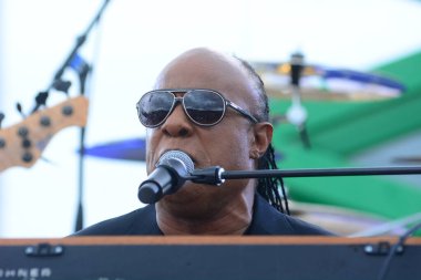 Stevie Wonder, Başkan Barack Obama 'nın 6 Kasım 2016' da Kissimmee Florida 'da başkanlık adaylığını destekleyen mitinginde performans sergiliyor..