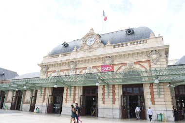 Tren istasyonunun ön yüzünü göster 