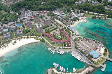 Bir yaz günü Ochos Rios Jamaika 'daki plajların güzel manzarası