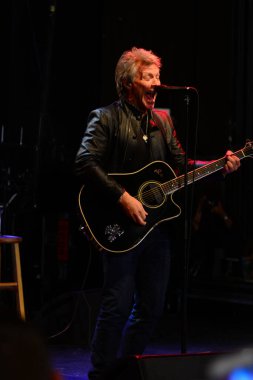 Şarkıcı Jon Bon Jovi, 5 Kasım 2016 'da St. Petersburg Florida' da Devlet Street Theater in Support of HIllary Clinton 'ın Başkan İhalesi' nde sahne alıyor.