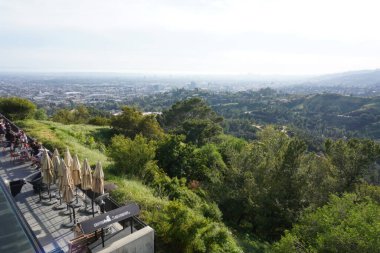 Los Angeles tepelerinin manzarası, tepeler ve şehirler arasındaki yollar.