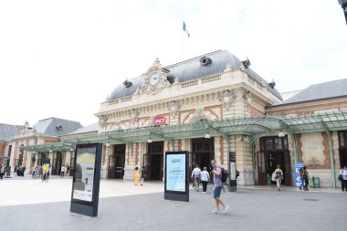 Tren istasyonunun ön yüzünü göster 