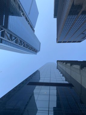 Gökdelenler arasından gökyüzü görüntüsü