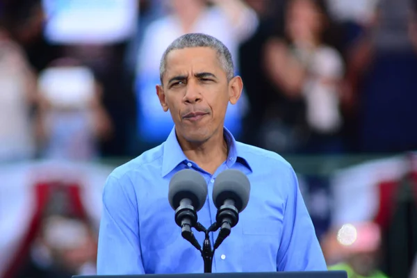 バラク オバマ大統領は フロリダ州キシミーの民主党大統領候補ヒラリー クリントンのためのオセオラ ヘリテージ パーク スタジアムでの選挙集会で講演する — ストック写真