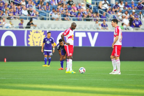 Orlando City SC, 6 Mayıs 2016 'da Orlando Florida' daki Dünya Kampı Stadyumu 'nda New York Red Bulls' a ev sahipliği yaptı..  