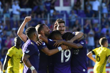 Orlando Magic oyuncusu Fournier, 25 Ekim 2018 tarihinde Orlando Florida 'daki Amway Center' da spor ceketlilere karşı gol atmaya çalıştı..  