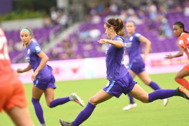 Orlando Pride, 22 Nisan 2018 'de Florida, Orlando' daki Exploria Stadyumu 'nda Houston Dash' e ev sahipliği yaptı..  