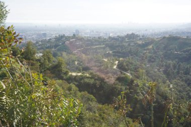 Los Angeles tepelerinin manzarası, tepeler ve şehirler arasındaki yollar.