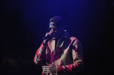 R & B Şarkıcısı Usher 12 Aralık 2015 'te Orlando Florida' daki Amway Center 'da sahne alacak..