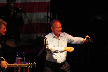 Şarkıcı Jon Bon Jovi, 5 Kasım 2016 'da St. Petersburg Florida' da Devlet Street Theater in Support of HIllary Clinton 'ın Başkan İhalesi' nde sahne alıyor.