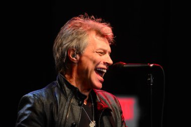 Şarkıcı Jon Bon Jovi, 5 Kasım 2016 'da St. Petersburg Florida' da Devlet Street Theater in Support of HIllary Clinton 'ın Başkan İhalesi' nde sahne alıyor.