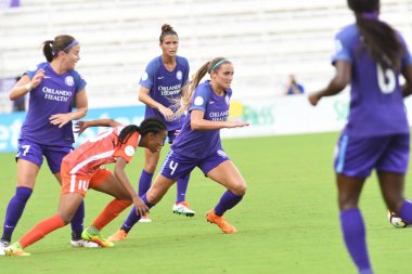 Orlando Pride, 22 Nisan 2018 'de Florida, Orlando' daki Exploria Stadyumu 'nda Houston Dash' e ev sahipliği yaptı.. 