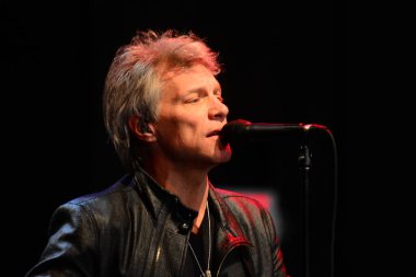 Şarkıcı Jon Bon Jovi, 5 Kasım 2016 'da St. Petersburg Florida' da Devlet Street Theater in Support of HIllary Clinton 'ın Başkan İhalesi' nde sahne alıyor.