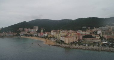 Güzel bir kıyı şeridi manzarası var. 