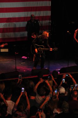 Şarkıcı Jon Bon Jovi, 5 Kasım 2016 'da St. Petersburg Florida' da Devlet Street Theater in Support of HIllary Clinton 'ın Başkan İhalesi' nde sahne alıyor.