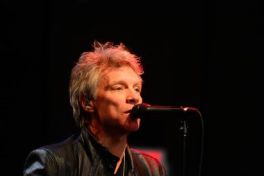 Şarkıcı Jon Bon Jovi, 5 Kasım 2016 'da St. Petersburg Florida' da Devlet Street Theater in Support of HIllary Clinton 'ın Başkan İhalesi' nde sahne alıyor.