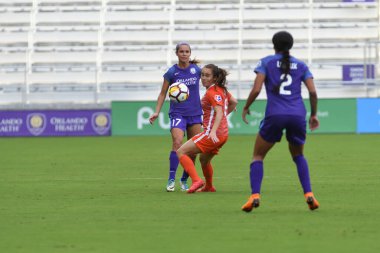 Orlando Pride, 22 Nisan 2018 'de Florida, Orlando' daki Exploria Stadyumu 'nda Houston Dash' e ev sahipliği yaptı..  