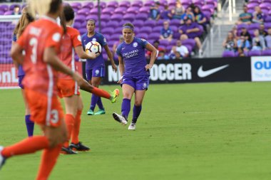 Orlando Pride, 22 Nisan 2018 'de Florida, Orlando' daki Exploria Stadyumu 'nda Houston Dash' e ev sahipliği yaptı..  