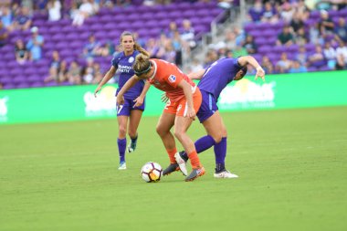 Orlando Pride, 22 Nisan 2018 'de Florida, Orlando' daki Exploria Stadyumu 'nda Houston Dash' e ev sahipliği yaptı..  