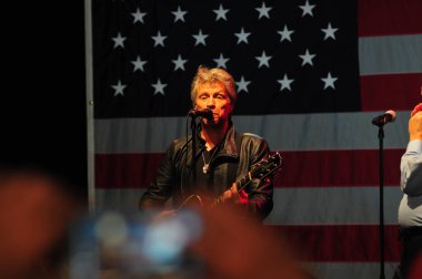 Şarkıcı Jon Bon Jovi, 5 Kasım 2016 'da St. Petersburg Florida' da Devlet Street Theater in Support of HIllary Clinton 'ın Başkan İhalesi' nde sahne alıyor.