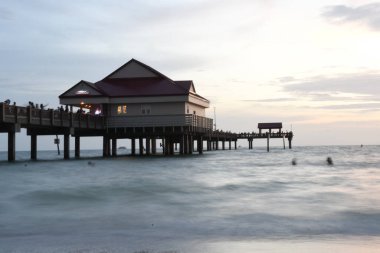 İskeledeki kafenin kumsalından güzel bir manzara. 