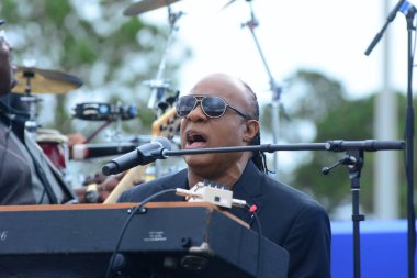 Stevie Wonder, Başkan Barack Obama 'nın 6 Kasım 2016' da Kissimmee Florida 'da başkanlık adaylığını destekleyen mitinginde performans sergiliyor..